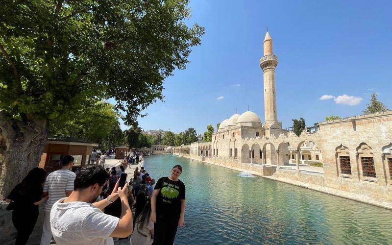 Şanlıurfa'nın simgesi Balıklıgöl, hafta sonunda ziyaretçilerin ilk durağı oldu