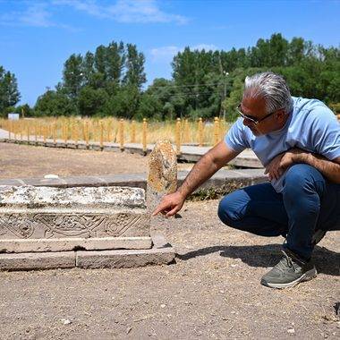 Van'daki Selçuklu Mezarlığı'nda çocuk mezar taşı bulundu: Motiflerin anlamı dikkat çekiyor
