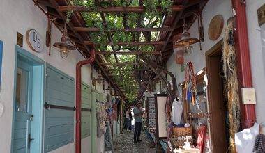 Çorum'un üzüm salkımları ile kaplı arastası 70 yıldır hizmet veriyor
