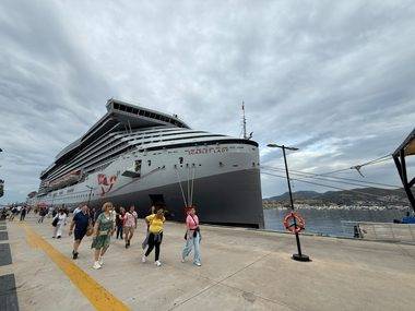 Dev kruvaziyer Bodrum'a yanaştı, binlerce ABD'li turist ilçeye ayak bastı