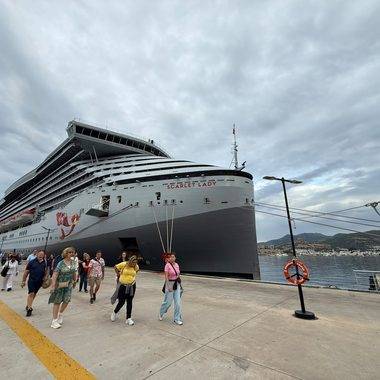 Dev kruvaziyer Bodrum'a yanaştı, binlerce ABD'li turist ilçeye ayak bastı