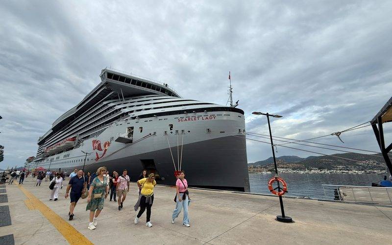 Dev kruvaziyer Bodrum'a yanaştı, binlerce ABD'li turist ilçeye ayak bastı