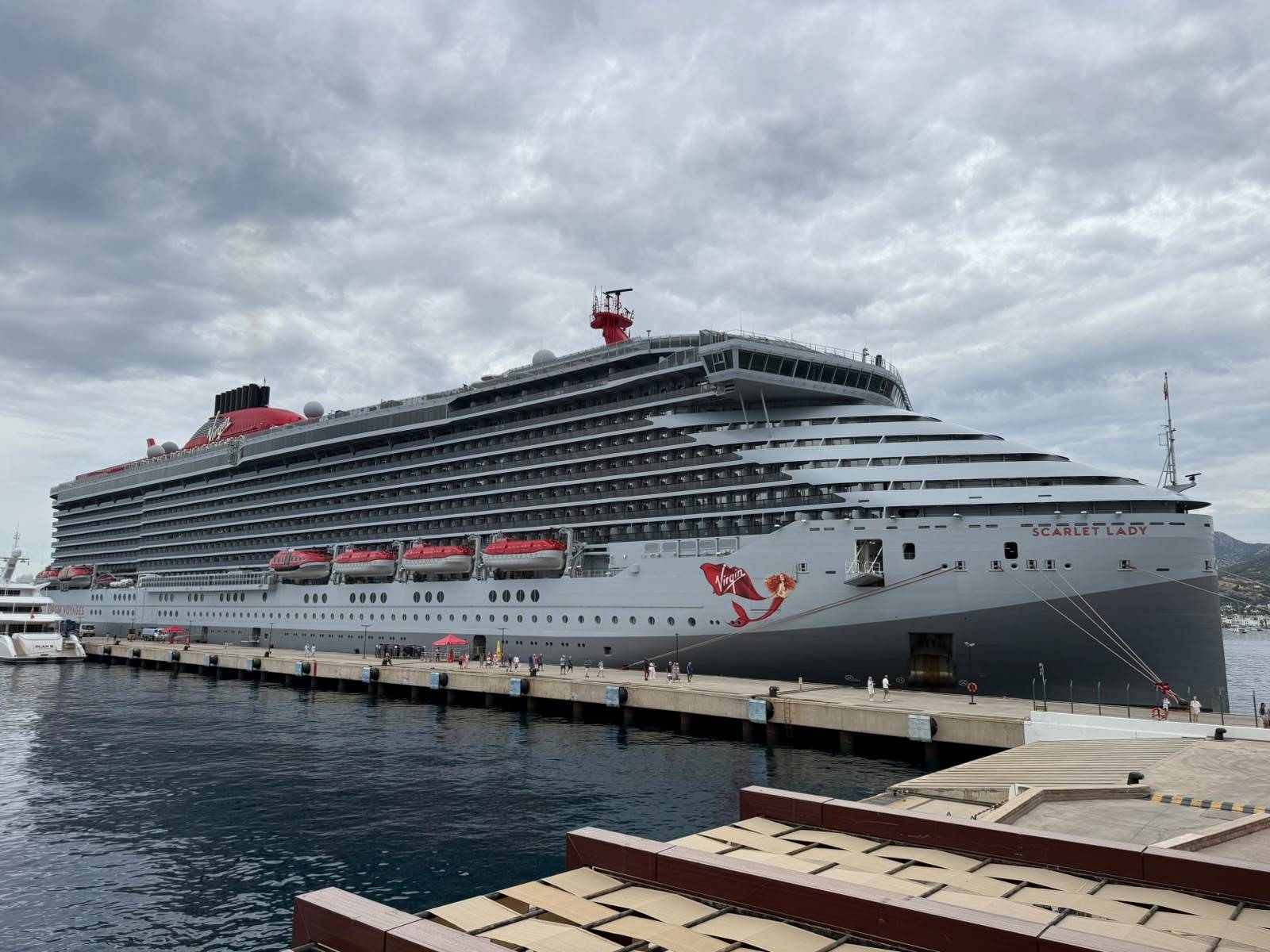 Dev kruvaziyer Bodrum'a yanaştı, binlerce ABD'li turist ilçeye ayak bastı