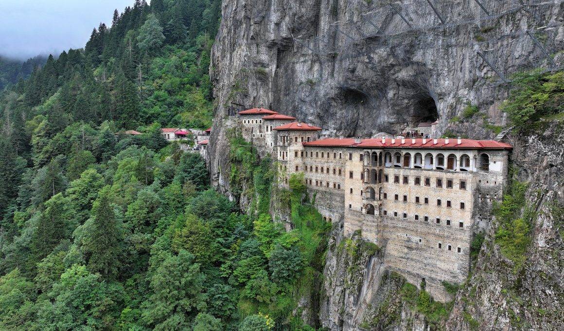 Trabzon'da tarihi rekor! Sümela Manastırı tüm zamanların ziyaretçi rekorunu kırdı
