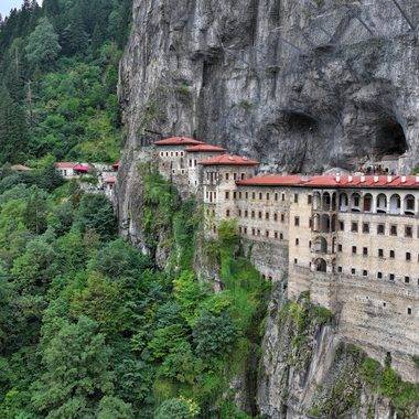 Trabzon'da tarihi rekor! Sümela Manastırı tüm zamanların ziyaretçi rekorunu kırdı