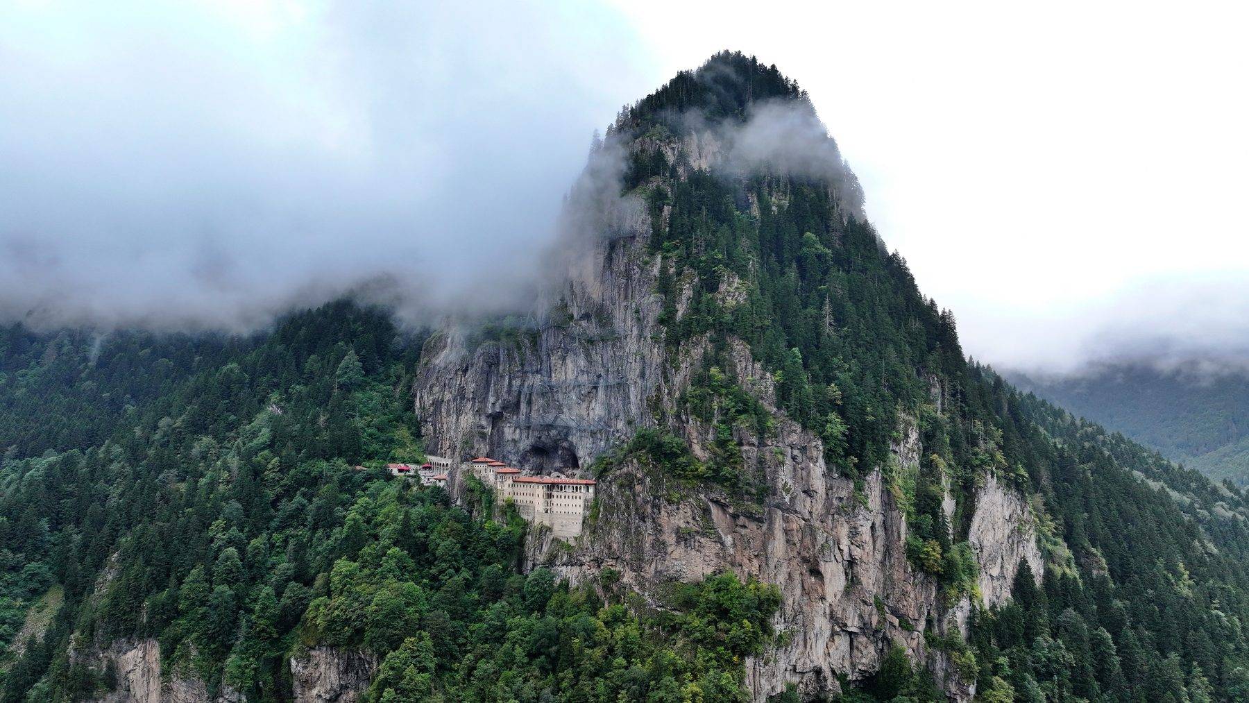 Trabzon'da tarihi rekor! Sümela Manastırı tüm zamanların ziyaretçi rekorunu kırdı