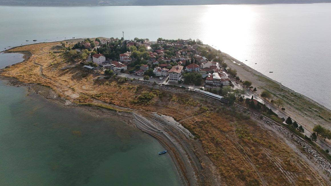 Eğirdir Gölü'nün Yeşilada'sı sonbahara 'merhaba' dedi