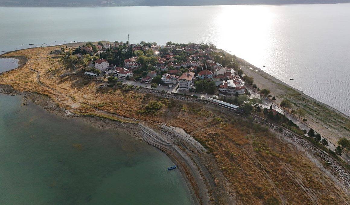 Eğirdir Gölü'nün Yeşilada'sı sonbahara 'merhaba' dedi