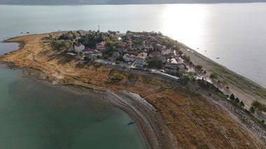Eğirdir Gölü'nün Yeşilada'sı sonbahara 'merhaba' dedi