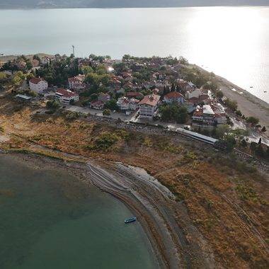 Eğirdir Gölü'nün Yeşilada'sı sonbahara 'merhaba' dedi