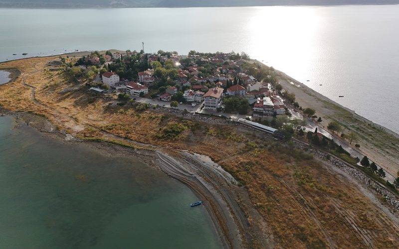 Eğirdir Gölü'nün Yeşilada'sı sonbahara 'merhaba' dedi