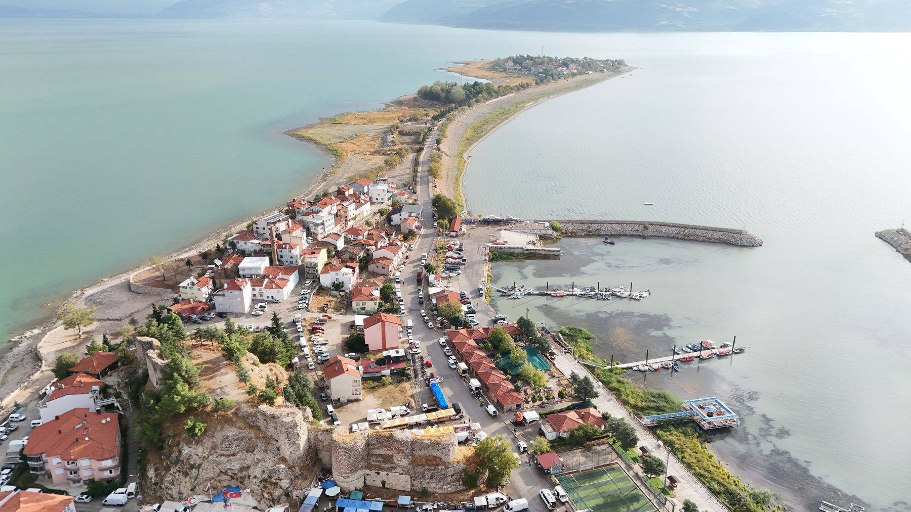 Eğirdir Gölü'nün Yeşilada'sı sonbahara 'merhaba' dedi