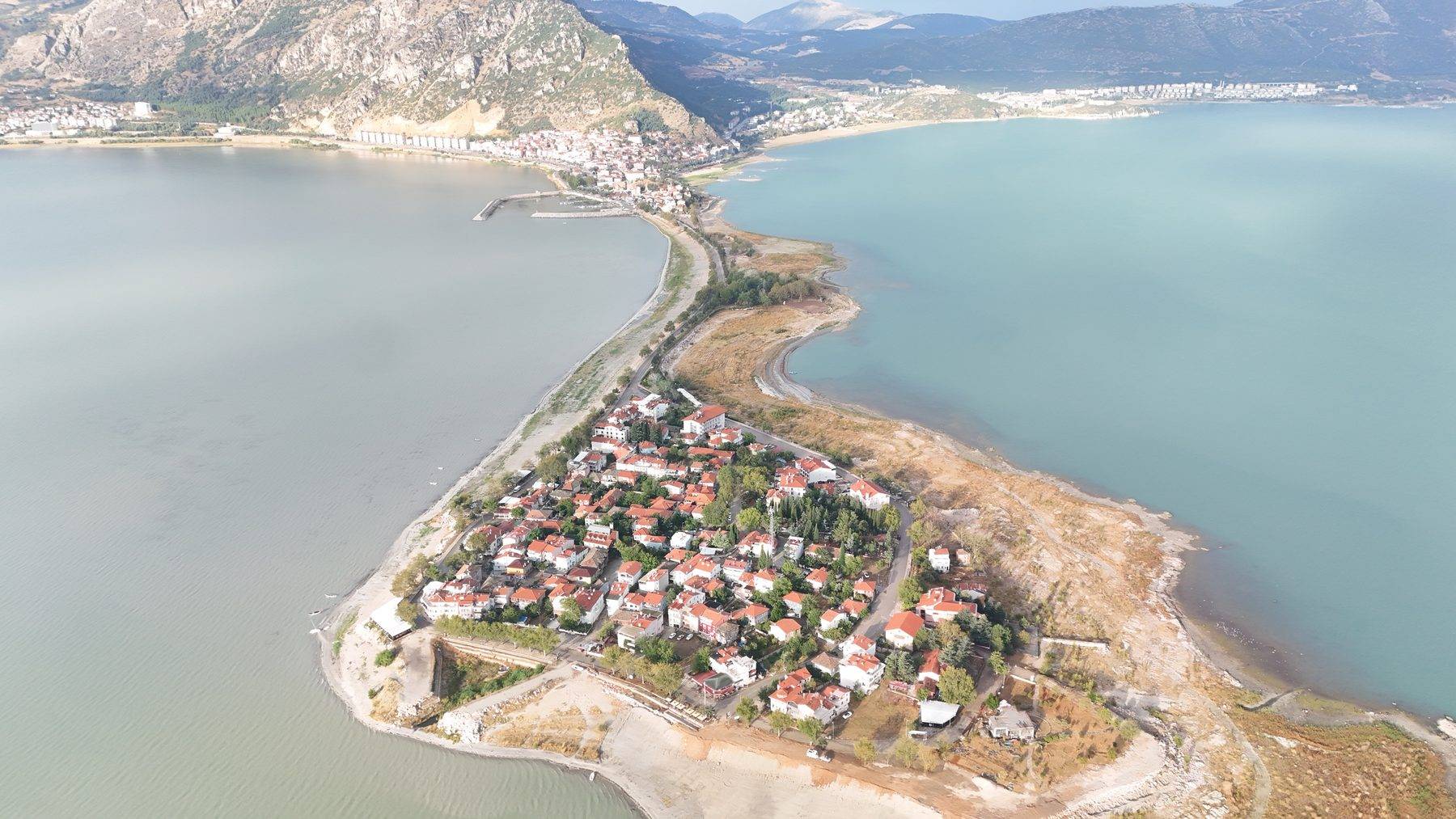 Eğirdir Gölü'nün Yeşilada'sı sonbahara 'merhaba' dedi