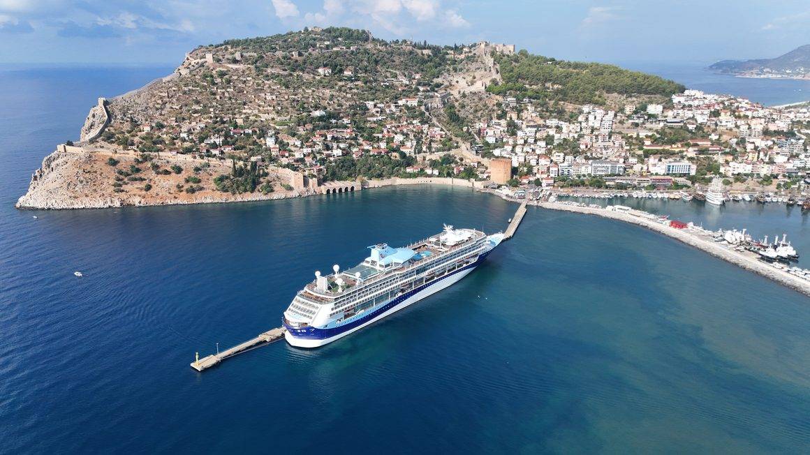Alanya'da kruvaziyer hareketliliği: 1765 turist ilçeye ayak bastı