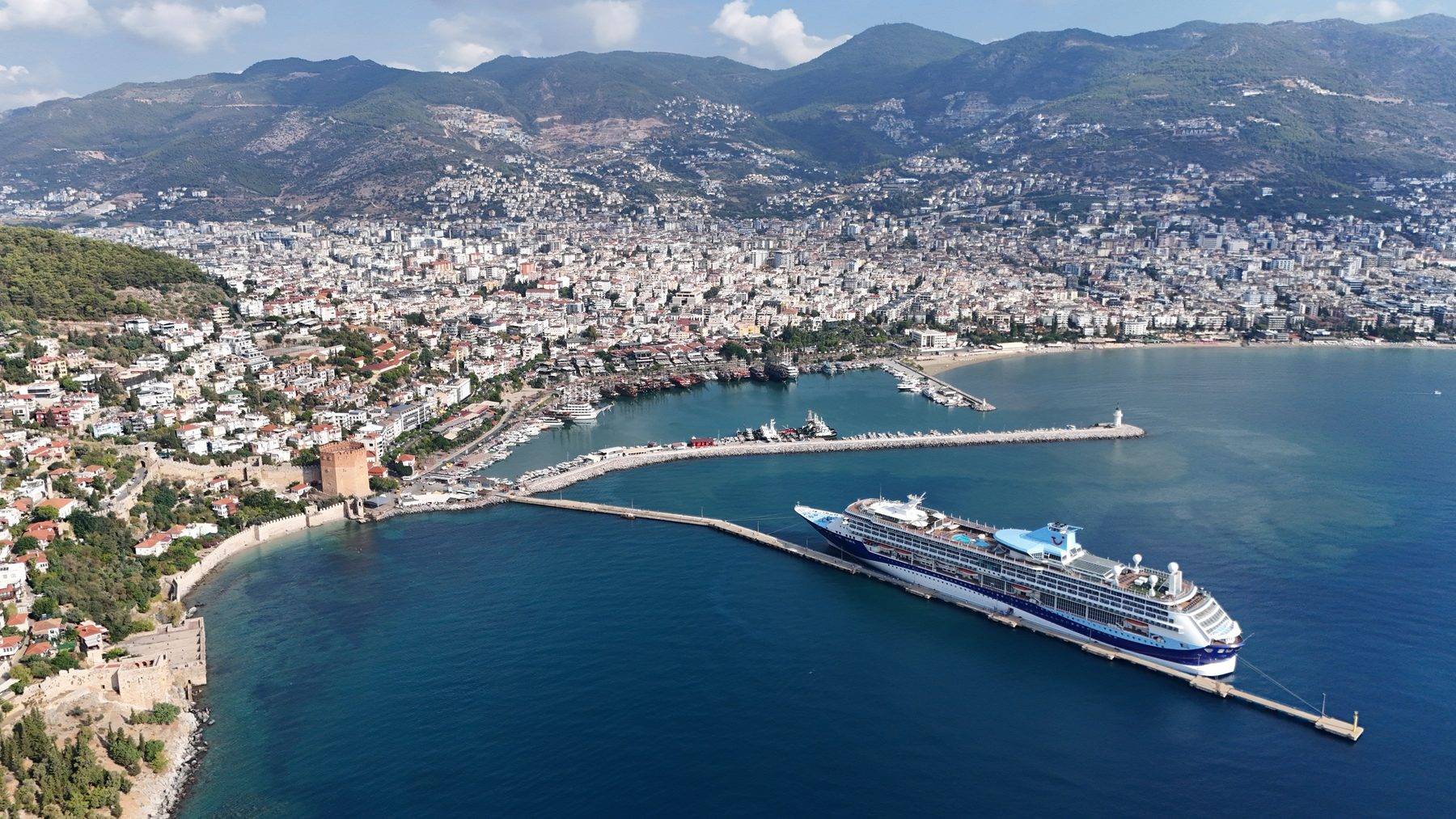 Alanya'da kruvaziyer hareketliliği: 1765 turist ilçeye ayak bastı
