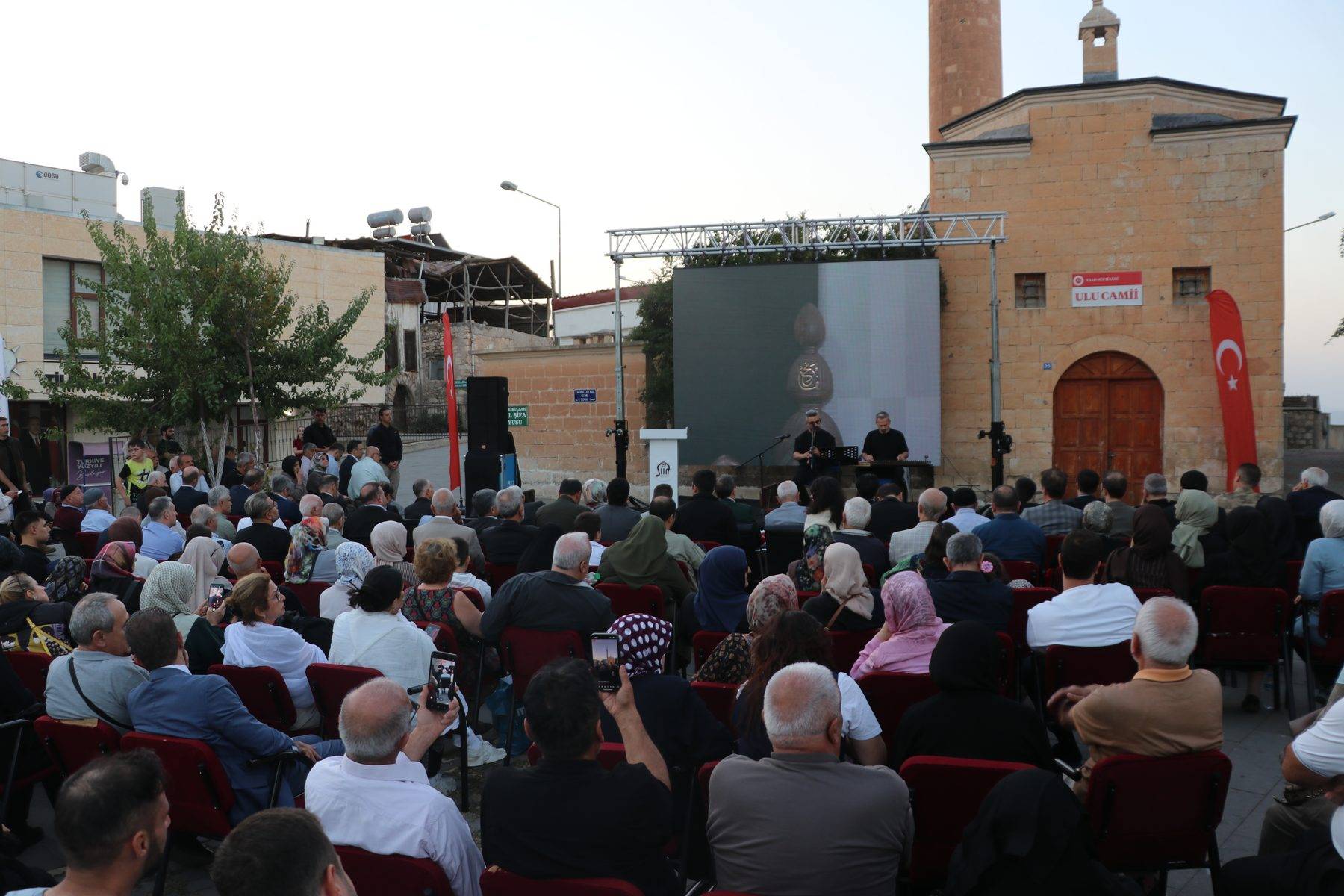 Siirt'te yüzlerce kişi ilginç ışık hadisesi için bir araya geldi