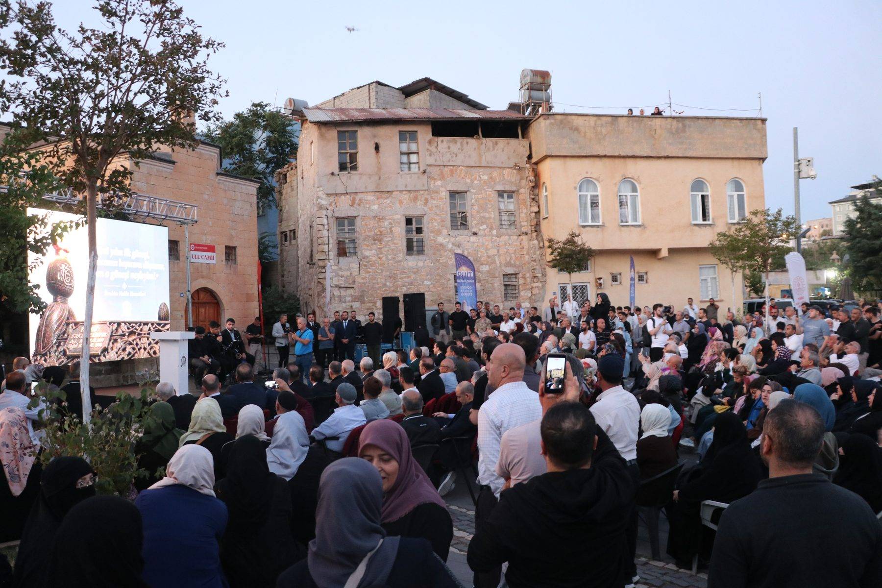 Siirt'te yüzlerce kişi ilginç ışık hadisesi için bir araya geldi