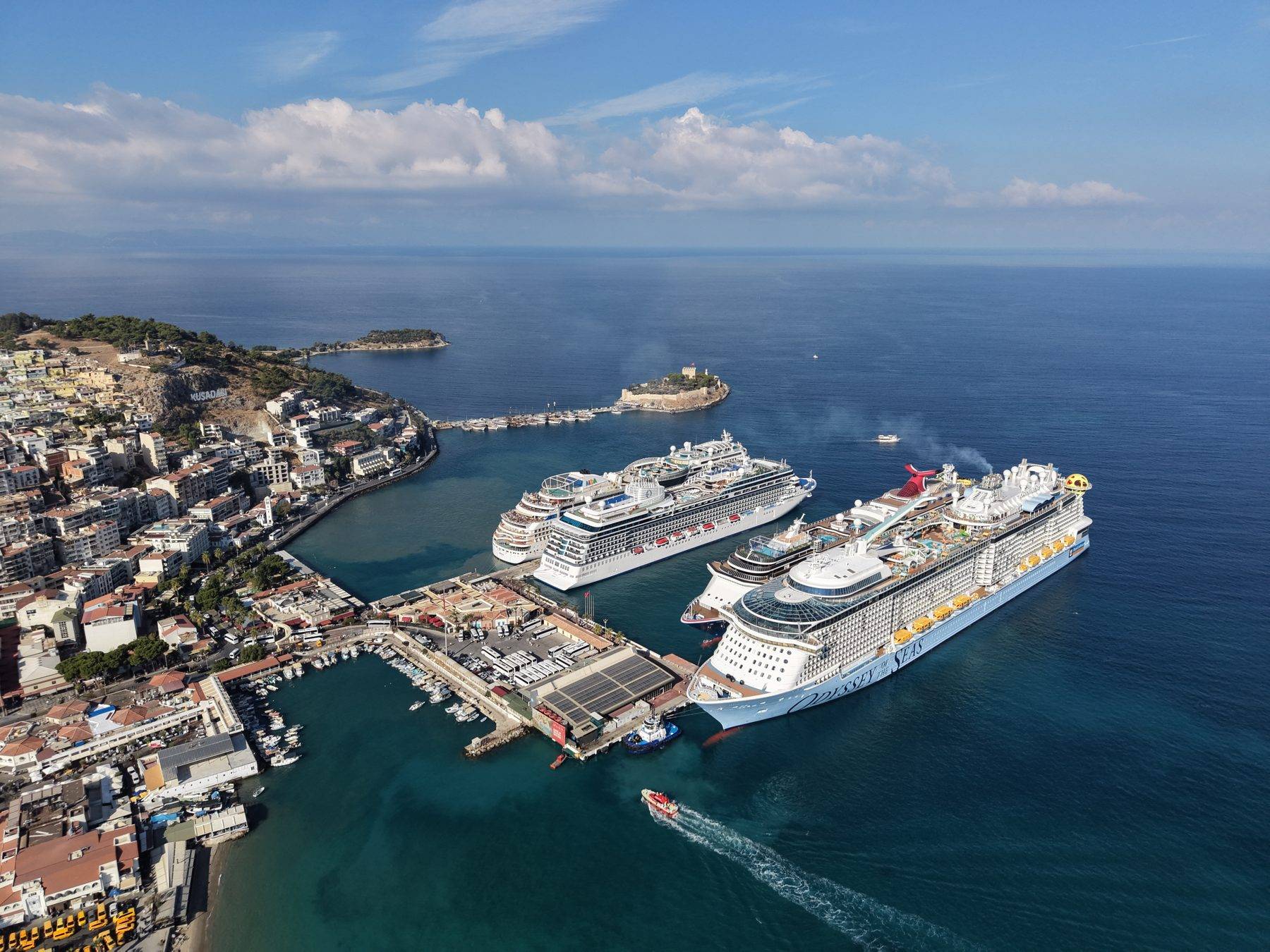 Kuşadası'nda yoğun kruvaziyer trafiği: 12 bine yakın turist geldi