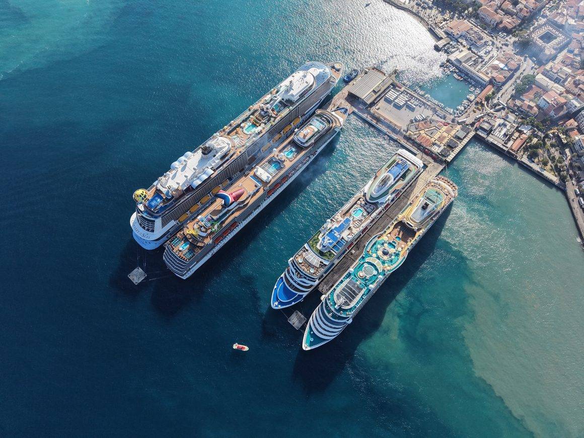 Kuşadası'nda yoğun kruvaziyer trafiği: 12 bine yakın turist geldi