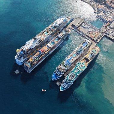 Kuşadası'nda yoğun kruvaziyer trafiği: 12 bine yakın turist geldi