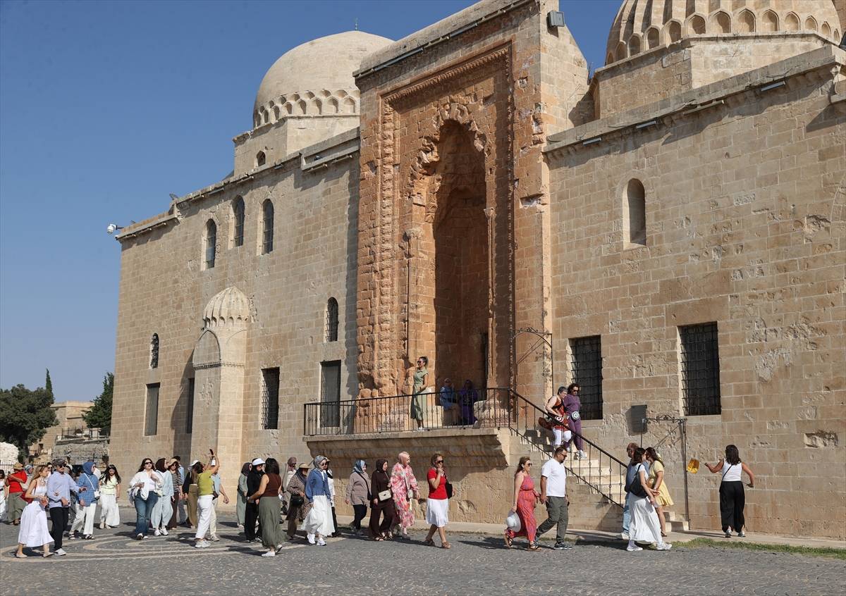 Havalar serinledi, medeniyetlerin buluştuğu Mardin'e turistlerin ilgisi arttı