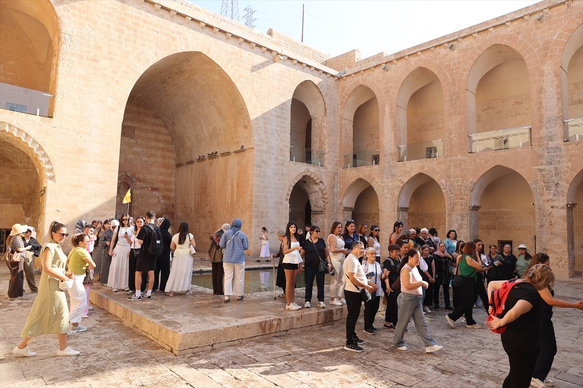 Havalar serinledi, medeniyetlerin buluştuğu Mardin'e turistlerin ilgisi arttı