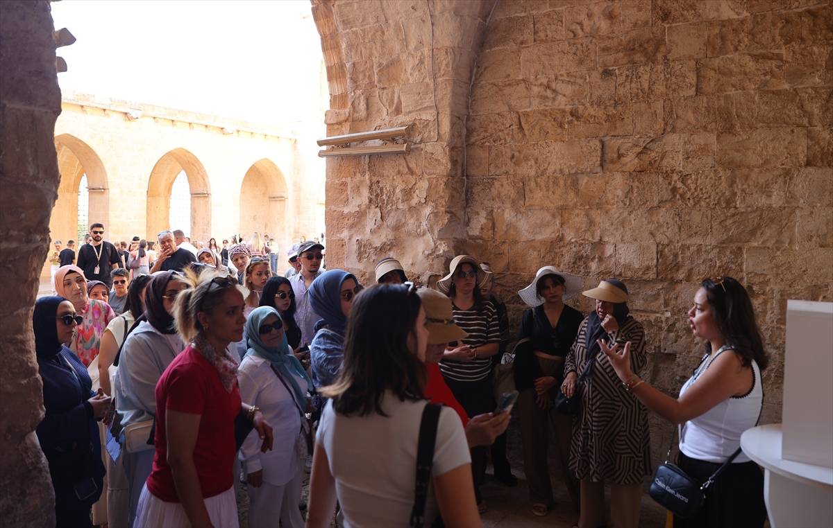 Havalar serinledi, medeniyetlerin buluştuğu Mardin'e turistlerin ilgisi arttı