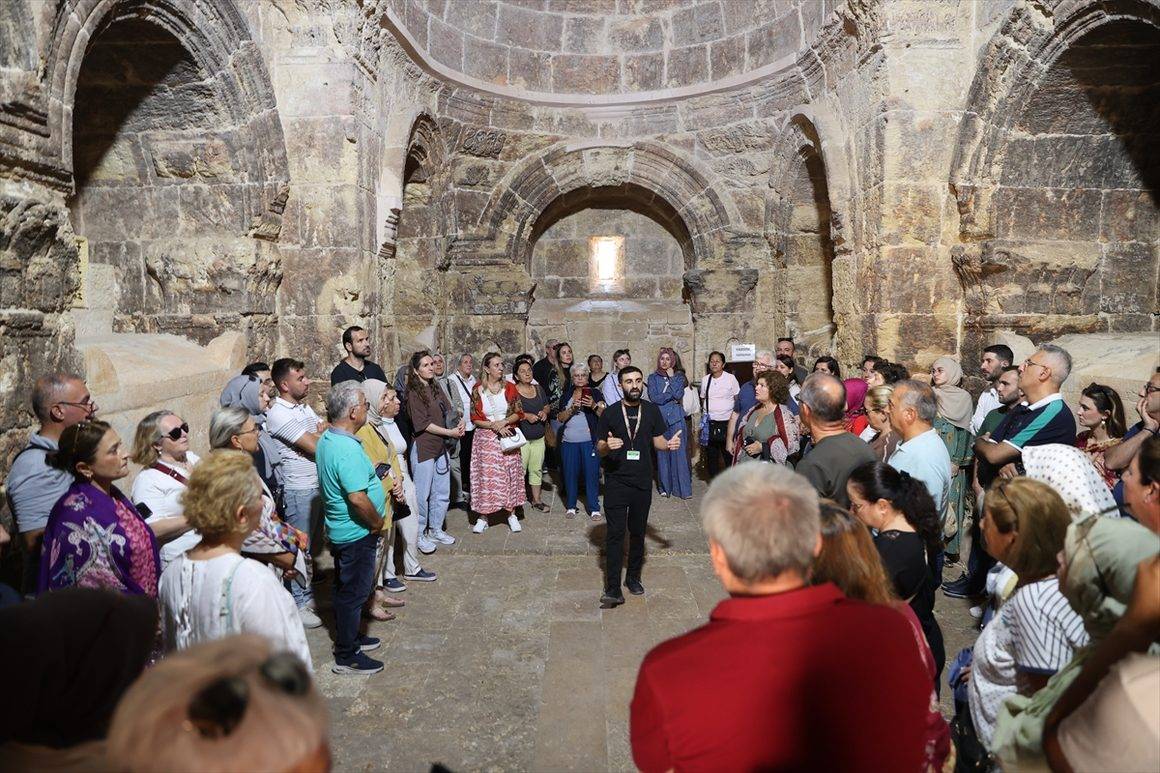 Havalar serinledi, medeniyetlerin buluştuğu Mardin'e turistlerin ilgisi arttı
