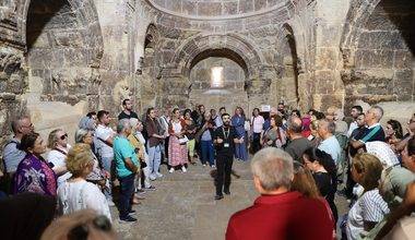 Havalar serinledi, medeniyetlerin buluştuğu Mardin'e turistlerin ilgisi arttı