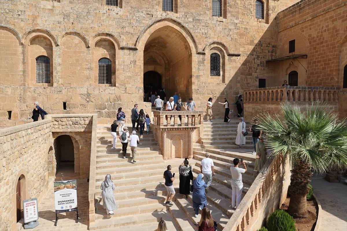 Havalar serinledi, medeniyetlerin buluştuğu Mardin'e turistlerin ilgisi arttı