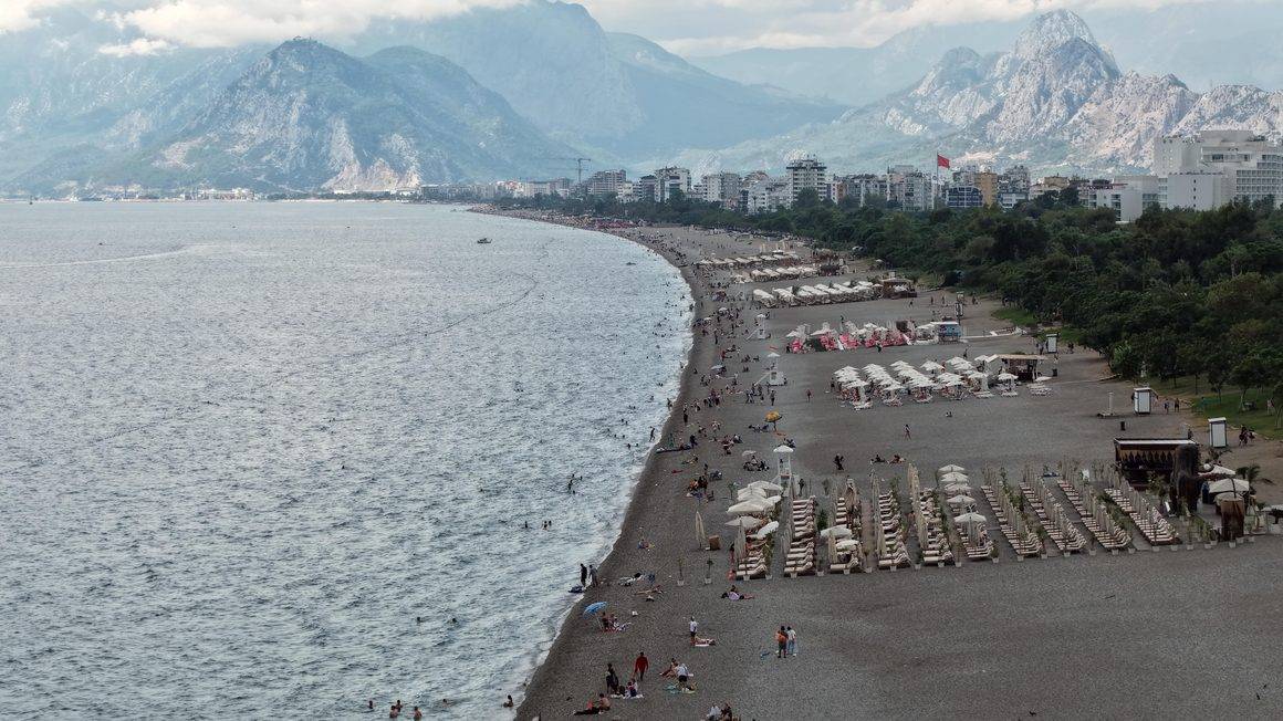 Antalya plajlarında şaşırtan durum: Deniz suyu sıcaklığı hava sıcaklığını aştı