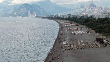 Antalya plajlarında şaşırtan durum: Deniz suyu sıcaklığı hava sıcaklığını aştı