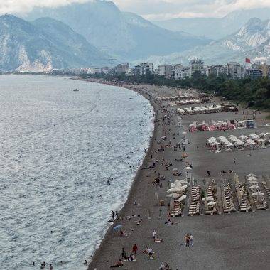 Antalya plajlarında şaşırtan durum: Deniz suyu sıcaklığı hava sıcaklığını aştı