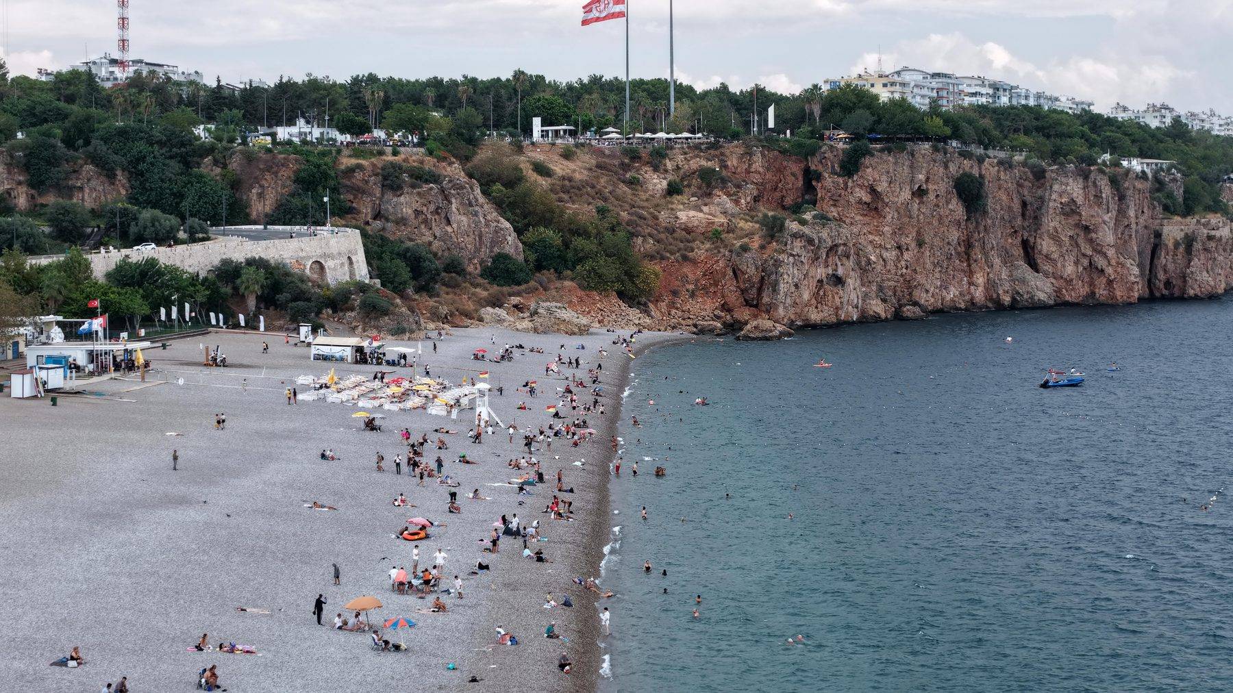 Antalya plajlarında şaşırtan durum: Deniz suyu sıcaklığı hava sıcaklığını aştı