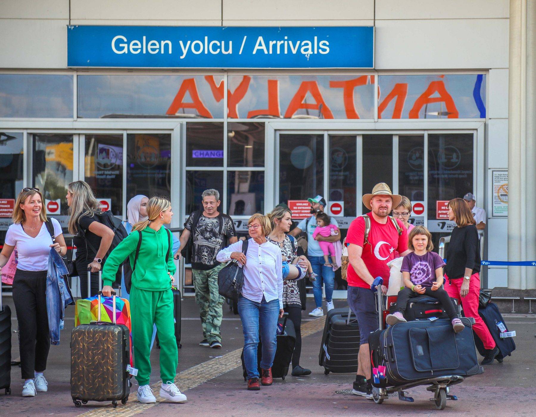 Adeta akın ettiler: Antalya 8 ayda 11 milyon turist ağırladı