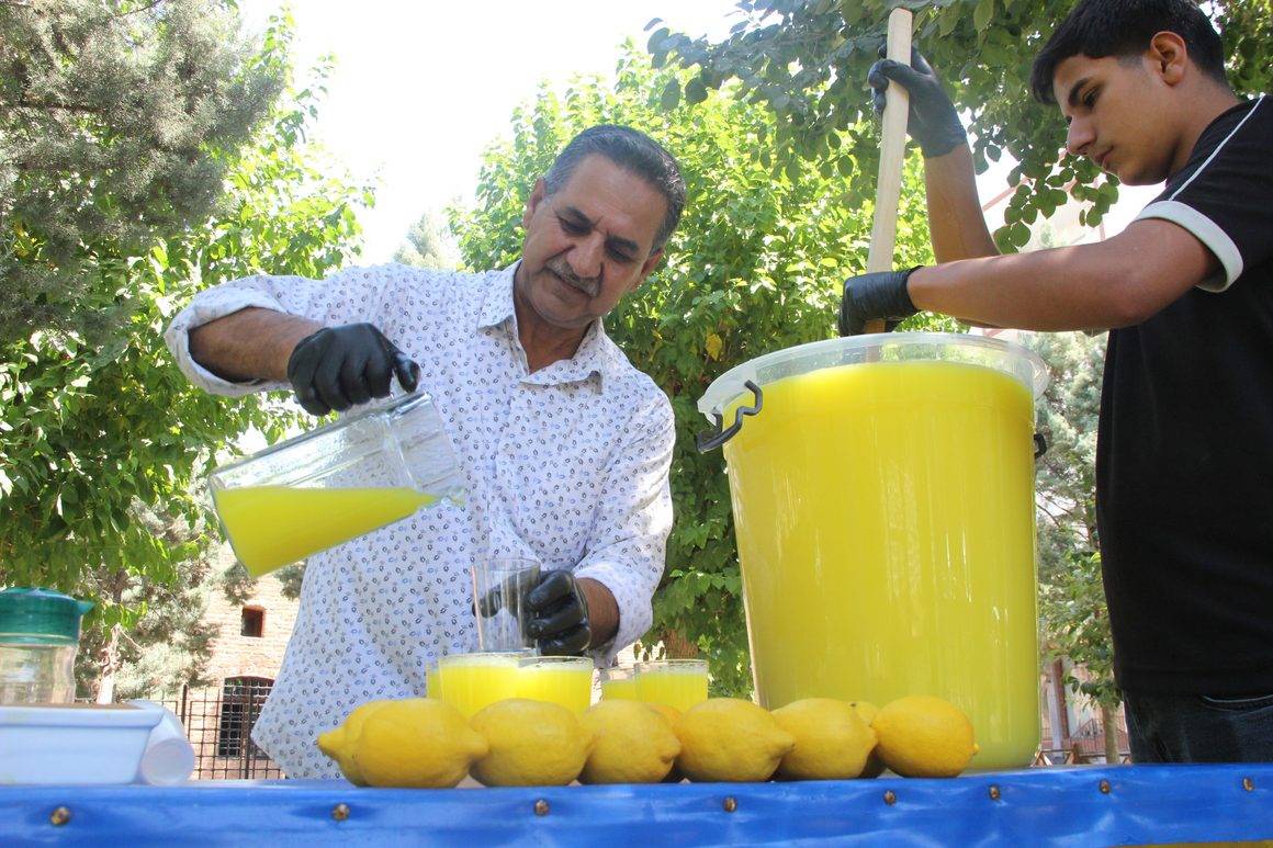 Cizre'nin sütlü limonatası yaz sıcaklarında serin bir kaçış sunuyor