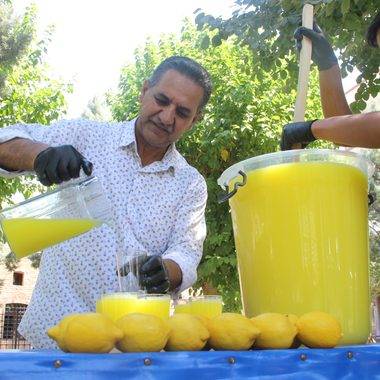 Cizre'nin sütlü limonatası yaz sıcaklarında serin bir kaçış sunuyor