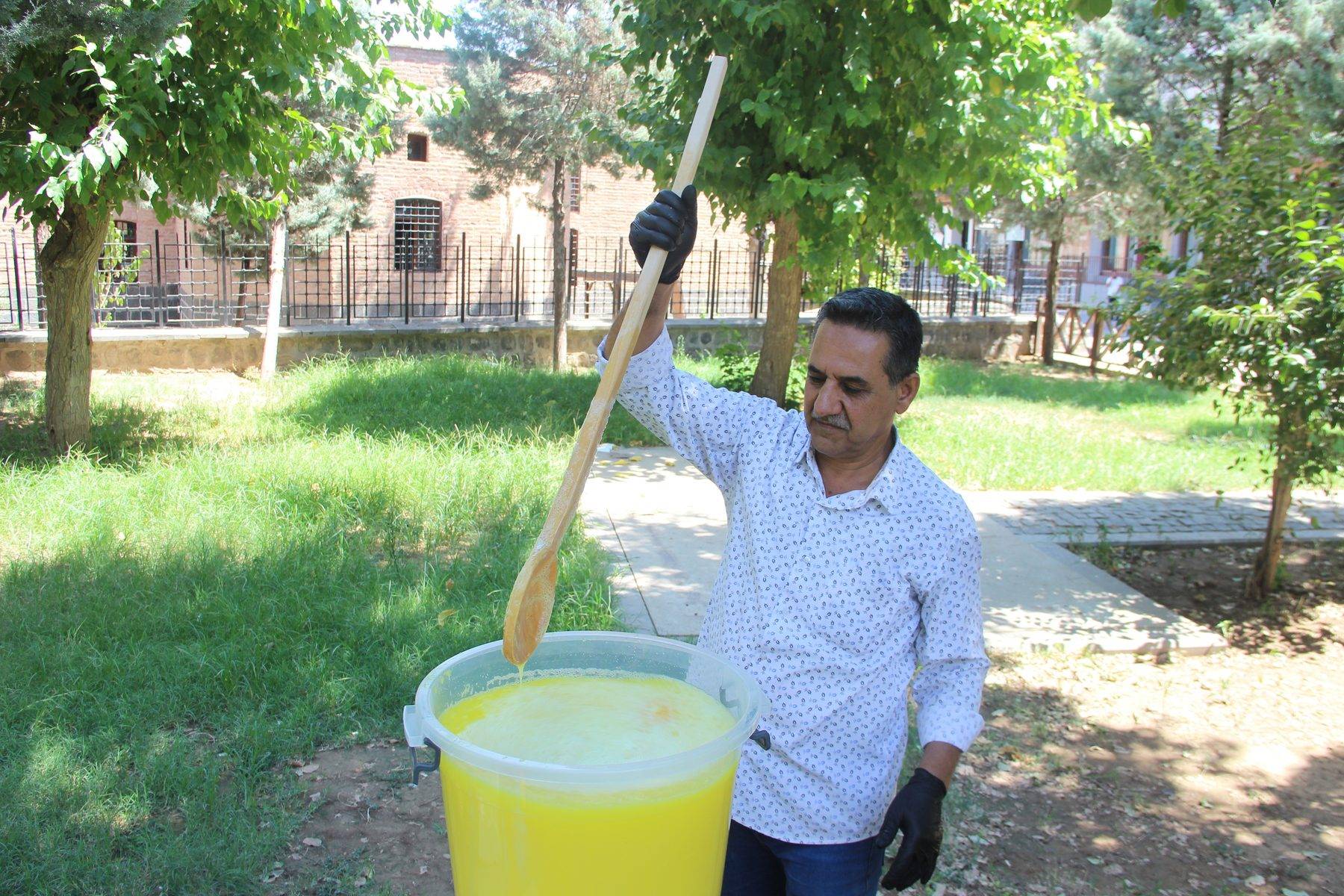 Cizre'nin sütlü limonatası yaz sıcaklarında serin bir kaçış sunuyor