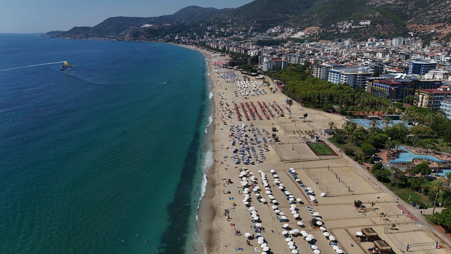 Alanya sahilleri eylül ayına da dolu başladı: Deniz ve güneşin keyfini çıkardılar