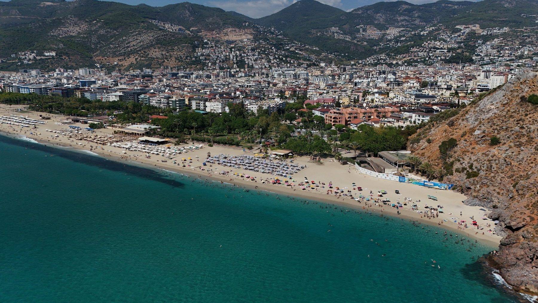 Alanya sahilleri eylül ayına da dolu başladı: Deniz ve güneşin keyfini çıkardılar