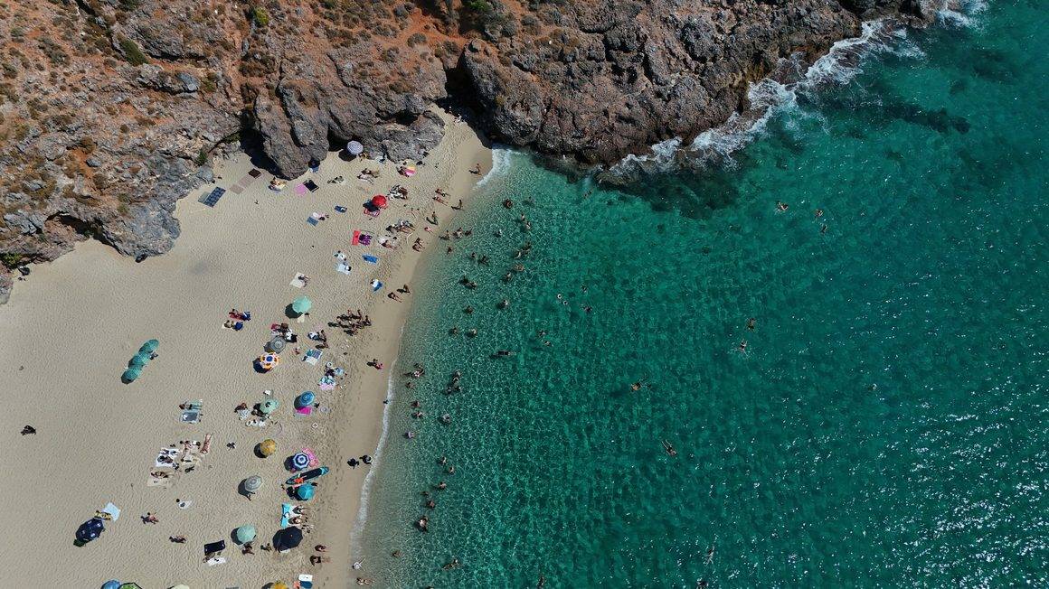 Alanya sahilleri eylül ayına da dolu başladı: Deniz ve güneşin keyfini çıkardılar