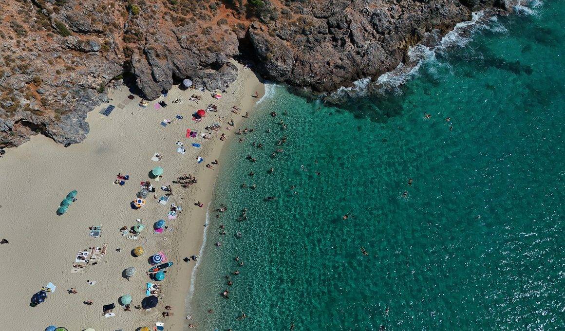 Alanya sahilleri eylül ayına da dolu başladı: Deniz ve güneşin keyfini çıkardılar
