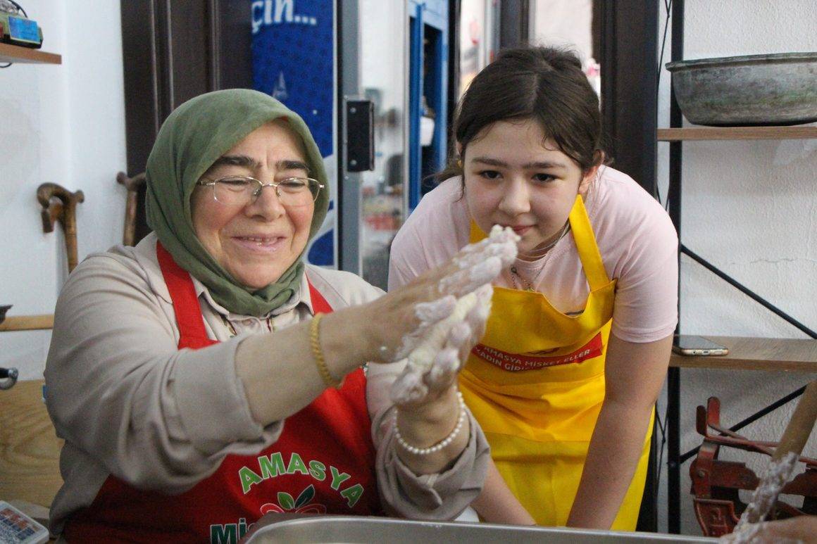 Şifa kaynağı Keloğlan Tarhanası, el emeği ile hazırlanıyor