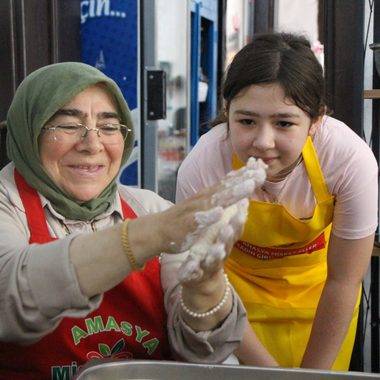 Şifa kaynağı Keloğlan Tarhanası, el emeği ile hazırlanıyor