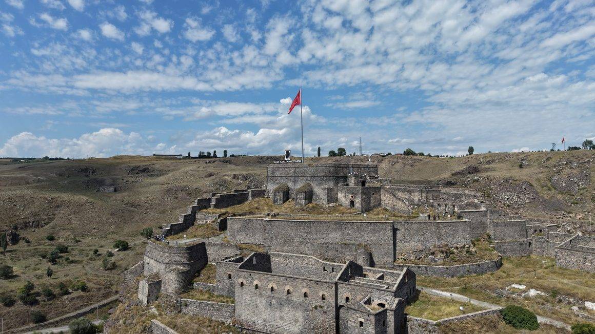 Kars'ın zirvesinde ilk günkü görkemiyle: Kars Kalesi ziyaretçilerden ilgi görüyor