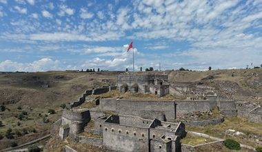 Kars'ın zirvesinde ilk günkü görkemiyle: Kars Kalesi ziyaretçilerden ilgi görüyor