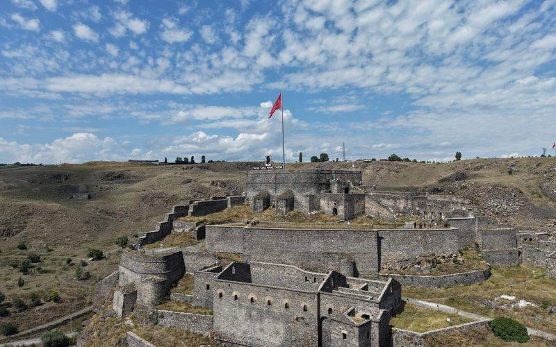 Kars'ın zirvesinde ilk günkü görkemiyle: Kars Kalesi ziyaretçilerden ilgi görüyor