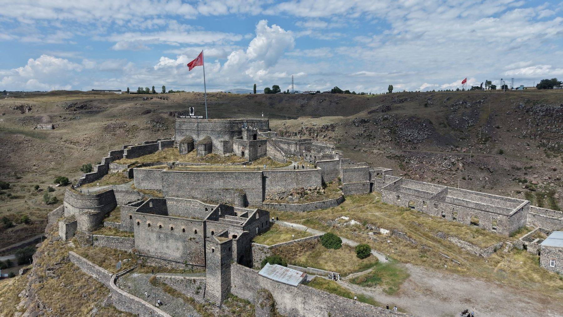 Kars'ın zirvesinde ilk günkü görkemiyle: Kars Kalesi ziyaretçilerden ilgi görüyor