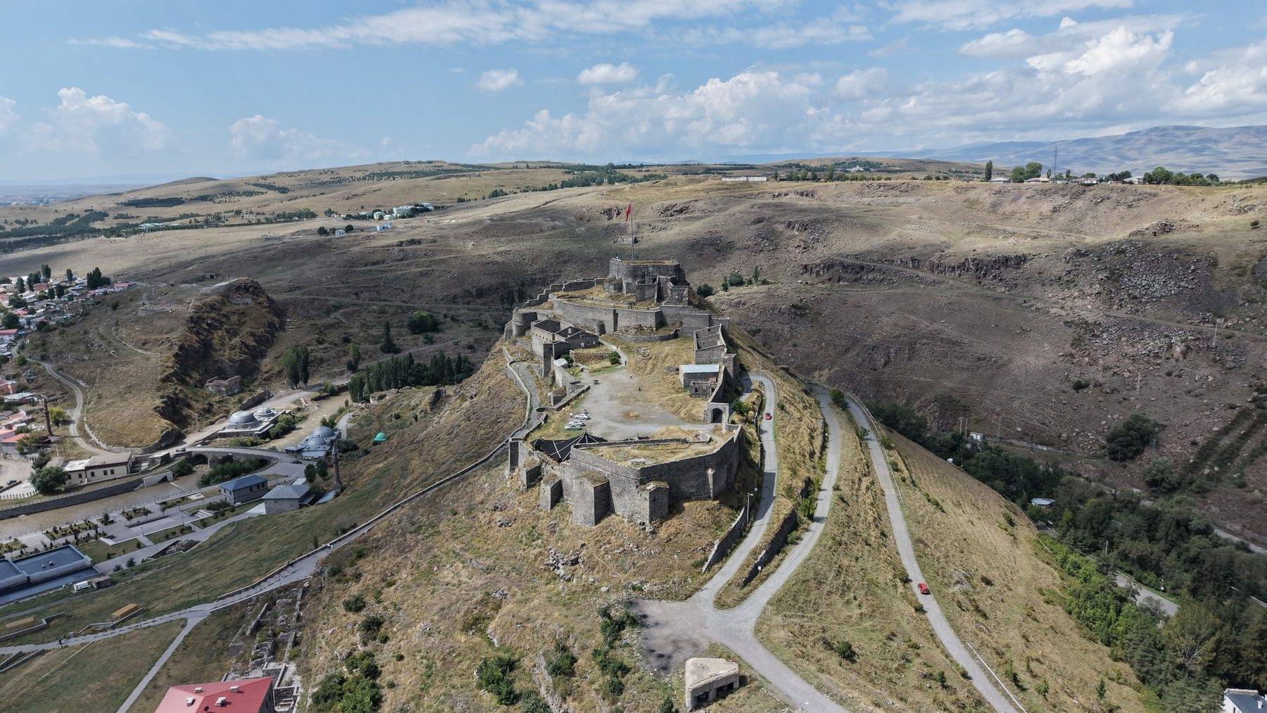 Kars'ın zirvesinde ilk günkü görkemiyle: Kars Kalesi ziyaretçilerden ilgi görüyor