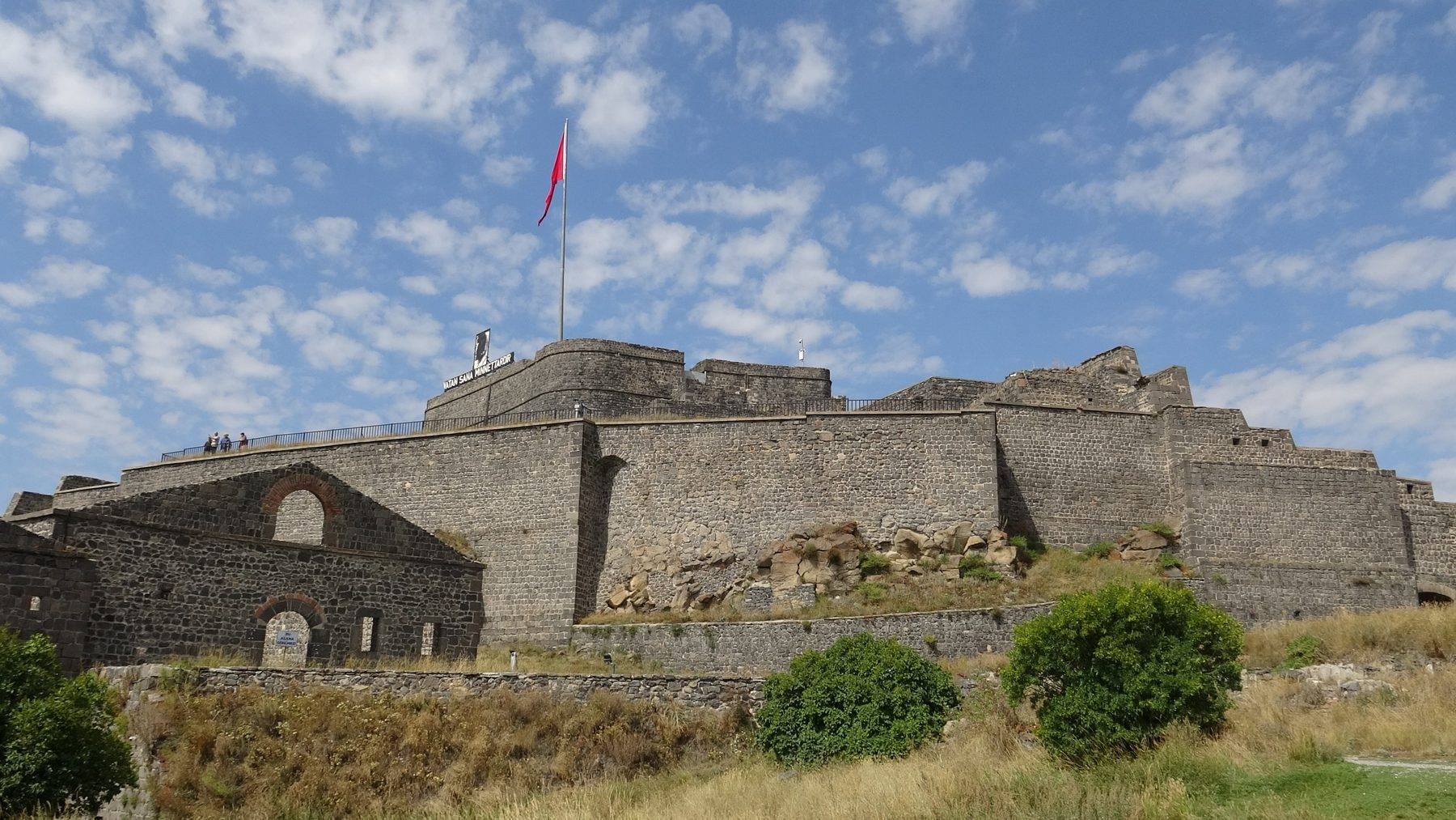 Kars'ın zirvesinde ilk günkü görkemiyle: Kars Kalesi ziyaretçilerden ilgi görüyor